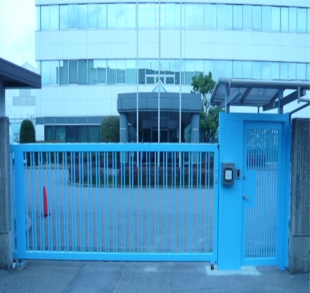 屋外電気錠門扉（弊社施工例）